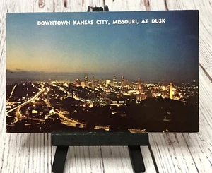 Kansas City, Missouri Innenstadt Skyline Blick in der Abenddämmerung Postkarte - Bild 1 von 5