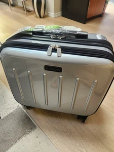 ROCKLAND ~ Revolution Hard Rolling Computer Case ~ SILVER ~ Carry-On 16" ~ NWT - Picture 1 of 7