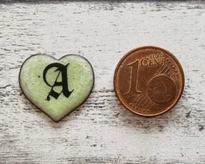 Mini Herz Buchstabe A grün 1970er Emaille Vintage Geschenk Name Freund süß Retro - Picture 1 of 3
