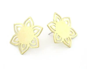 1 pair Flower Earring Stud posts 28x28 raw brass 4557 - Picture 1 of 2