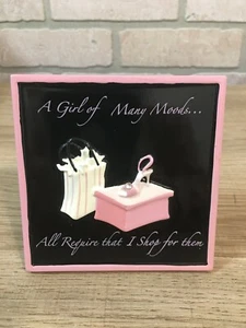 Placa de resina Russ 4""x4"" - Una chica de muchos estados de ánimo... Todos requieren que los compre - Imagen 1 de 3