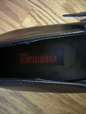 DEMONIA DAISY-13 女式黑色 Pu 铆钉 Mary Janes 平底鞋 Goth 尺寸 12 全新 带盒 — 第 1/4 张图片