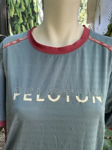 PELETON T-Shirt Herren oder Damen L leicht blau & rot mit Logo pflegeleicht gut - Bild 1 von 8