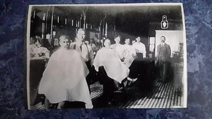 Vintage Barbershop Interieur 4 Friseure großes Ladenfoto um 1900 - Bild 1 von 1