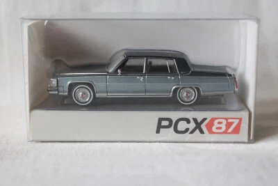 PCX87: 870626 Cadillac Fleetwood Brougham 1982 Sonderfarbe hellblau/dunkelblau