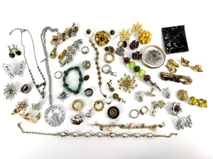 Lotto bigiotteria costume vintage spille anelli orecchini bracciali collane miste - Foto 1 di 12