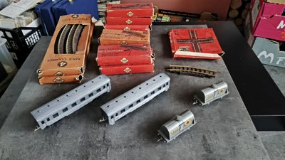 TRAIN HO JOUEF ANCIEN ANNEES 60 LOT 4 WAGONS ET 10 BOITES DE RAILS TBEB - Photo 1/4