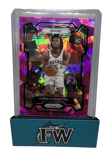 2023-24 Panini Prizm Chris Livingston #156 Pink Cracked Ice RC Bucks - Foto 1 di 2