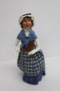 BYERS CHOICE Ltd. Winterthur Caroler 2003 Colonial Woman 13" Tall - Bild 1 von 7