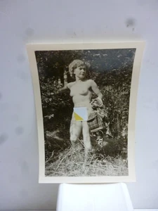 Akt-/ Erotikfoto  Original 1950er Jahre Schöne junge Frau im Wald völlig nackt - Bild 1 von 1