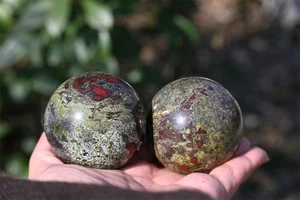 1 Stück Natürliche Drachenblut Stein Kugel Quarz Kristall Kugel Reiki Heilung 55+ mm - Bild 1 von 11