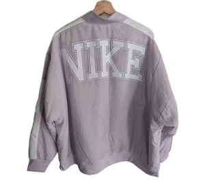 Nike Sportswear Team Bomberjacke Damen XL Lavendel Lila Spellout Oversized  - Bild 1 von 11