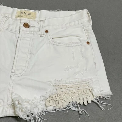 Shorts jeans FREE PEOPLE We The Free marfim renda inserção bainha desgastada corte 28 - Imagem 1 de 4