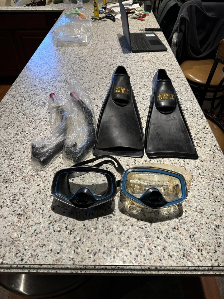DEEP SEE Snorkel,Mask And Flippers Set Tempered Glass Lot Of 2 Sets - Image 1 of 4