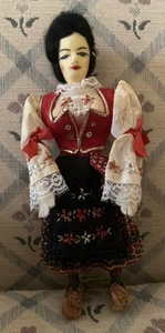 Muñeca tradicional serbia vintage hecha a mano. Cabello negro ojos azules. Diseño floral - Imagen 1 de 9