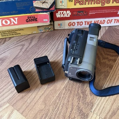 Sony CCD-TR930 Hi8 Video8 Camcorder Handycam Turns On Error New Battery - Image 1 of 4