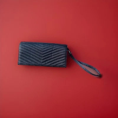 Nuevo Bolso sin asas Neiman Marcus satinado acolchado bolso de muñeca 8x4x1 Foto 1 de 4