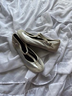 Converse One Star T-Riemen-Ballerinas Damengröße 10 cremefarben/silberfarben - Bild 1 von 4