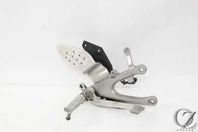 04-06 Yamaha R1 YZF-R1 Juego trasero derecho reposapiés clavija Foto 1 de 4