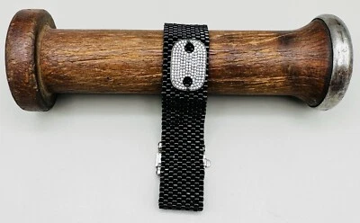 Pulsera artesanal cosida a mano broche de rodio vidrio negro Art Deco  Foto 1 de 4