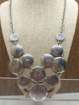 Ruby Rd. Collar babero medallones interconectados texturizados tono plata apagado 18" Foto 1 de 4