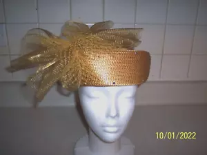 Cappello da chiesa vintage dorato con fiocco grande etichetta fenicottero - Foto 1 di 7