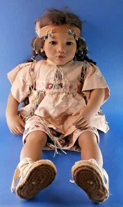 ANNETTE HIMSTEDT Künstlerpuppe TAKUMI, Indianerin; 65 cm - Bild 1 von 5