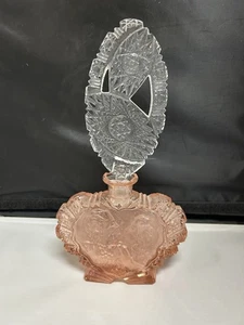 1930er Tschechischer Art Deco rosa Parfum Flakon mit figürlichen Liebhabern & verziertem Stopfen - Bild 1 von 12