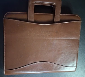 Braune Ledermappe mit Henkel und Logoprägung - Bild 1 von 10