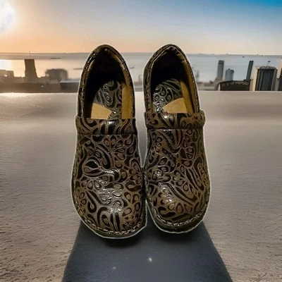 Zuecos de mula de cuero marrón Born Concepts Peggy Tooled zapatos BOC para mujer talla 8 Foto 1 de 4