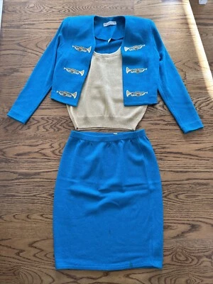 Conjunto Blazer Blusa y Falda Lápiz Dorado Acolchado Trompeta Cuerno St. John Separates De Colección Foto 1 de 4