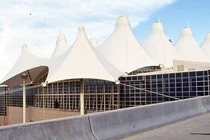 AEROPUERTO INTERNACIONAL DE DENVER Encontrado 35mm DIAPOSITIVA Foto ARQUITECTURA 57 LA 84 Q - Imagen 1 de 1