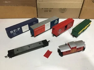 Life-Like HO Scale Lot of 6 Pieces of Rolling Stock - Boxcars, Caboose, Parts - Picture 1 of 5