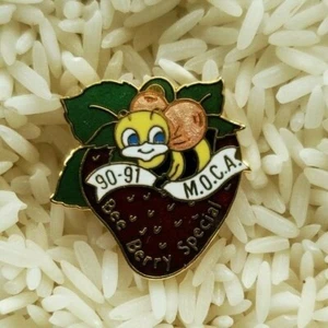 Bee Berry Special '90 - '91 MOCA Ansteckkappe Hutnadel Erdbeere und Biene - Bild 1 von 3