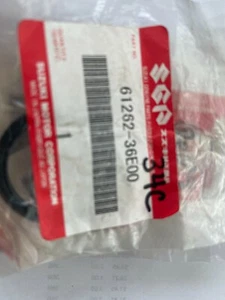***NOS SUZUKI  61262-36E00 SEAL,REAR SWGA - Picture 1 of 1