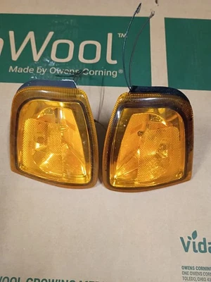 Used Turn Signal / Parking Light Assembly fits: 2003 Ford Ranger Park Lamp-Turn - Image 1 of 3