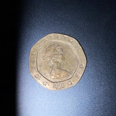 1982 England Queen Elizabeth II 20 Pence Coin RARE Circulated Coin - Image 1 of 4