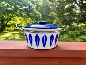 CATHRINEHOLM Norway LOTUS 1.5 Quart Enamelware DUTCH OVEN Navy on White - Picture 1 of 7