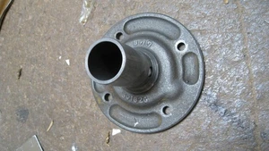 1963 ONLY Chovrolet T-10 Bearing Retainer Chevy For T10D-1 cases threaded Input - Foto 1 di 4