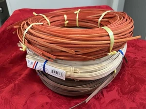 Fabrication de paniers tissage artisanat roseau teint couleur naturelle, cannelle et orange - Photo 1/4