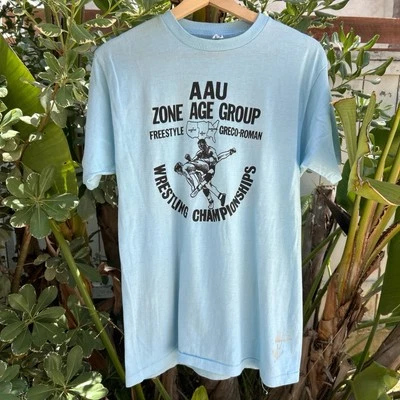 Camiseta de Lucha Libre AAU Vintage Años 80 Azul Claro Mediana EE. UU. Puntada Única Foto 1 de 4