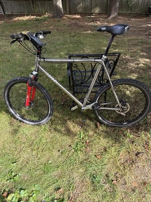 Bicicleta de montaña personalizada MERLIN 26 suspensión delantera Foto 1 de 4