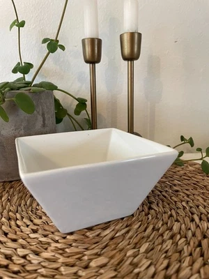 Tazón de sopa de cereal cuadrado blanco Crate & Barrel 4 5/8”x 4 5/8” ¡Descontinuado en excelente estado! Foto 1 de 4