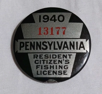 Pin de botón de licencia de pesca residente de Pennsylvania 1940 original vintage 13177 Foto 1 de 2