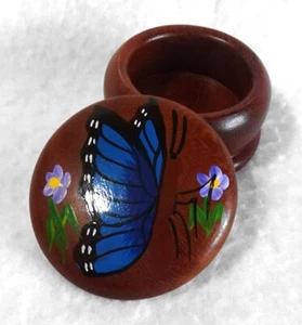 Caja de baratijas pintada a mano mariposa torneada madera tapa 2-1/8" diámetro - Imagen 1 de 2