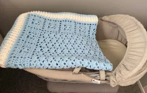 Bellissima coperta fatta a mano blu e bianca all'uncinetto bambino battesimo neonato - Foto 1 di 3