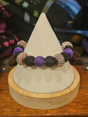 Pulsera estilo Shamballa con cuentas de cristal negro y púrpura brillante Foto 1 de 4