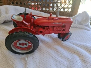 Trattore ERTL FARMALL H 1/16 vintage 1988 metallo pressofuso IH - Foto 1 di 9