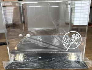 New York Yankees 8.5”x9”x 7” Display Case - Picture 1 of 6
