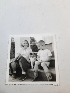 Foto instantánea vintage de los años 50 en blanco y negro de 2 1/4" x 2 1/4" niños y perros en porche PB73 - Imagen 1 de 1